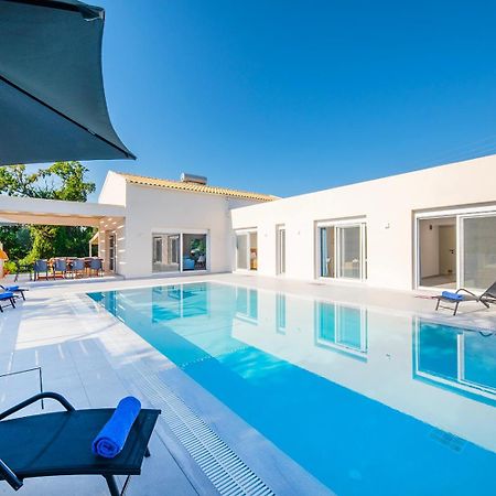 Villa Ami, Roda, Corfu: 10 Guests, Heated Pool, Private Mini Golf, Pool Table & More!! 외부 사진
