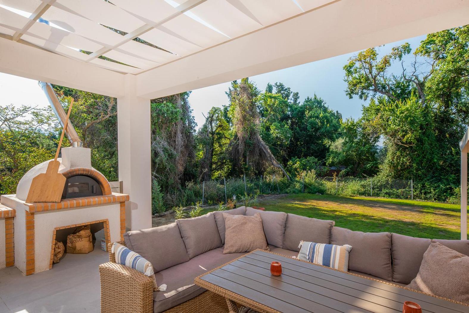 Villa Ami, Roda, Corfu: 10 Guests, Heated Pool, Private Mini Golf, Pool Table & More!! 외부 사진